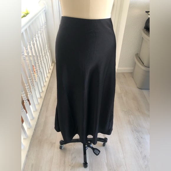 🆕White House Black market satin midi skirt. - Picture 4 of 11